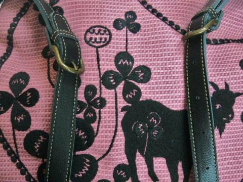 『クローバーとヤギの刺繍』ショルダーバッグ
