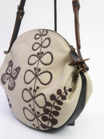 『蝶と草花刺繍』ショルダーバッグ
