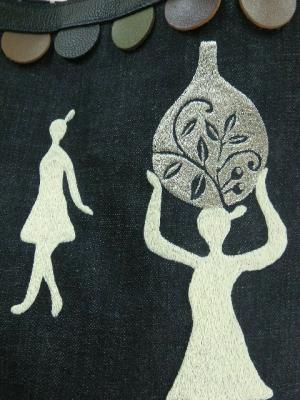 刺繍、銀の壺