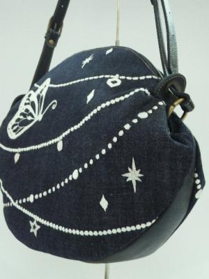 蝶と首飾り刺繍