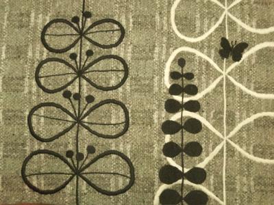 織り柄のある生地の上に刺繍