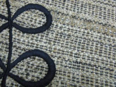 織り柄のある生地の上に刺繍