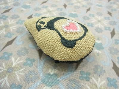 刺繍泪ブローチと刺繍バッグチャーム