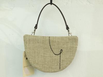 刺繍半月ポーチ。