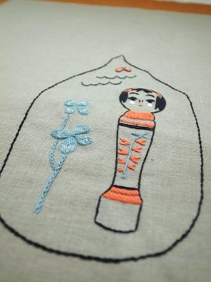こけし、クローバー、蝶、刺繍