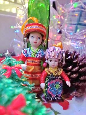ベトナムのクリスマスを祝う少数民俗人形
