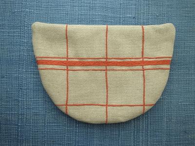 半月ポーチに赤いラインの刺繍