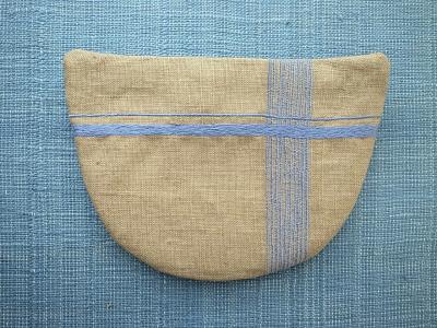 青いライン刺繍
