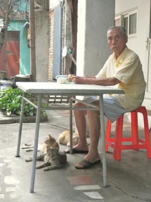 ベトナムのおじいさんと猫