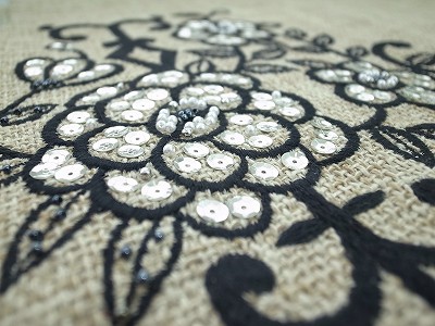 レース刺繍、スパンコール付き