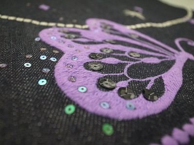 蝶と首飾り刺繍