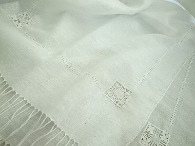 ドロンワーク刺繍のストー