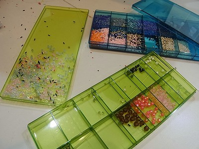ビーズをこぼす