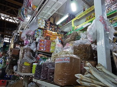 タンディン市場の乾物屋さん