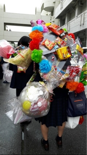 卒業式には傘に菓子 笑 沖縄の風景