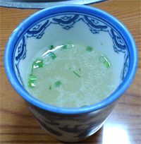 まずは鶏スープを塩のみで