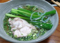 鶏に小葱を添えて