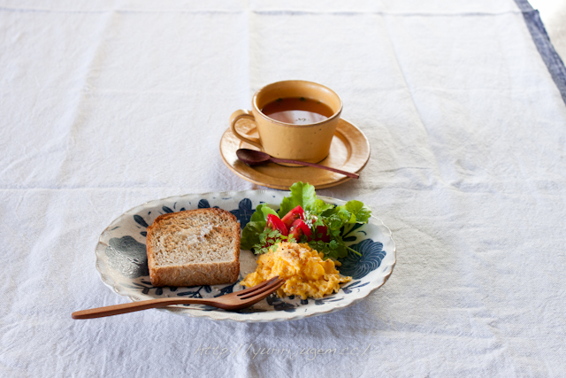 20120516 全粒粉入り山食で朝ご飯.jpg