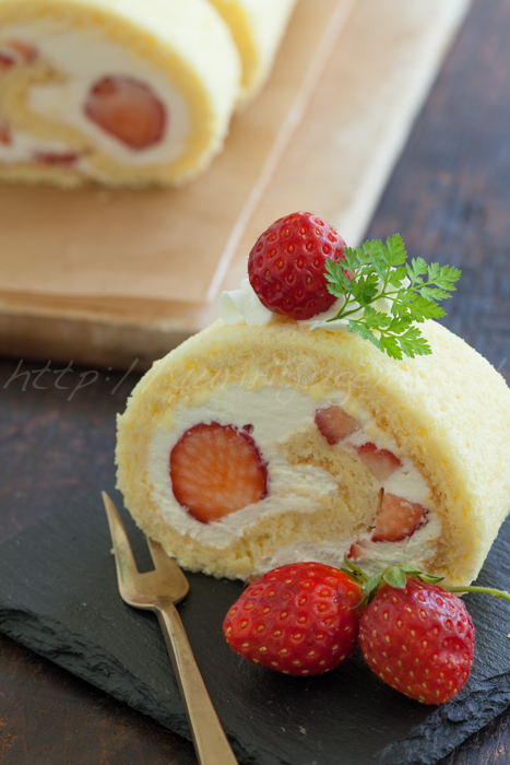 20160529苺のロールケーキ.jpg