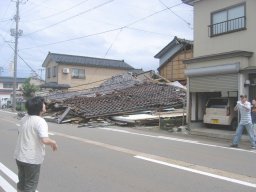 地震で倒壊した建物=16日午前10時30分ごろ、柏崎市新橋