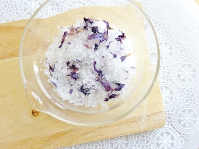 とってもキレイな青紫色になる マロウブルーのバスソルトの作り方 アロマクラフトレシピ村byミセス ヒロコ