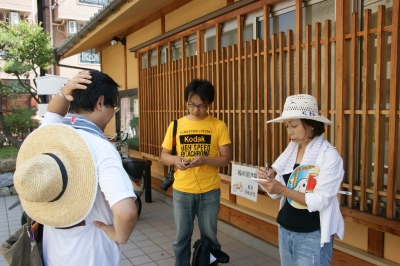 庚申庵前に