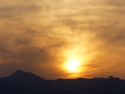 大岳山の右に沈む夕日