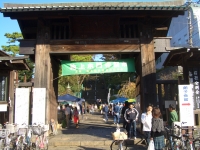 本門寺朝市入り口