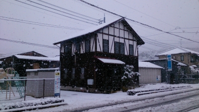 雪の被る事務所