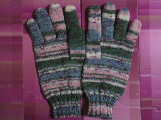 KFSオリジナルOpal毛糸気仙沼 桜で五本指の手袋を編んでみました