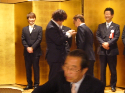 監事バッジの交換