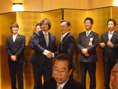新旧監事の記念写真