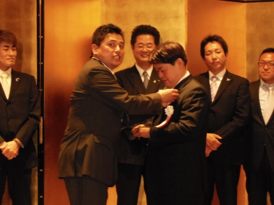 会長バッジの引き継ぎ