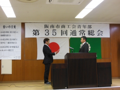 上野先輩へ卒業証書授与