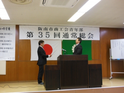 角井先輩へ卒業証書授与