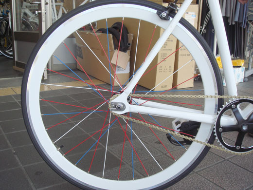 H PLUS SON * SUPER LITE 700c RIM 32H * WHITE入荷しました