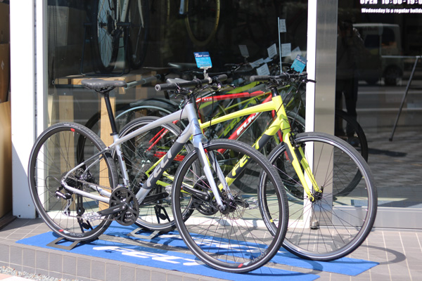 FELT クロスバイク VERZA SPEED 40 グロス プラチナ 470