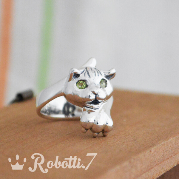 オーダーメイドの猫のリング。ペリドット付き。