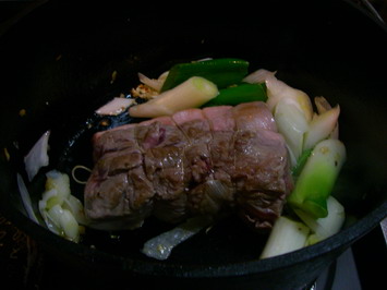 野菜を炒め豚にこげをつけ・・・