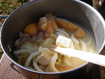煮込みうどんのなかに卵を・・・