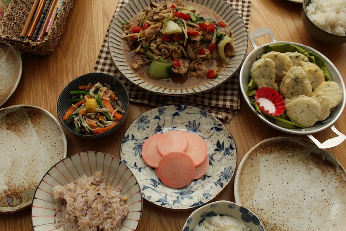 2016-11-07豚と白菜と豆もやしの甘辛炒め 自然薯の磯部揚げ ほうれん草とえのきの辛子ポン酢 紅大根の酢漬け 雑穀米.JPG