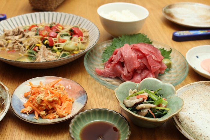 2016-11-08まぐろのすき身で刺身 晩ごはんの残り物 小松菜とカニカマのソテー2.JPG