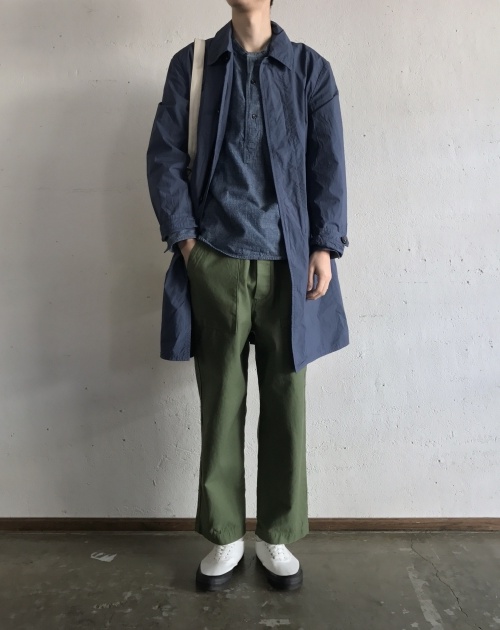 凄くこんだデザインのズボンです。細身なので購入したのですが太り始め