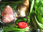 鮒、豚の心臓、ニラ、油麦菜、赤ピーマンなど