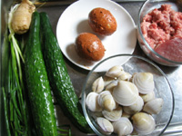 豚挽肉、蛤蜊(はまぐり)、キュウリ、葱、塩漬け卵など
