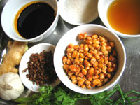 花椒(中華山椒)、ニンニク、生姜、紹興酒、醤油、砂糖、ねぎ、香菜、黒酢、そして大豆の豆鼓