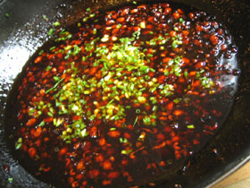 黄豆の魚香醤、中華鍋で煮る