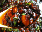 魚香醤の大豆のつぶつぶが見える