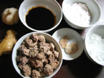生姜、ニンニク、氷砂糖、中華醤油、陳皮(みかんの皮を乾燥したもの)、片栗粉、そして話梅