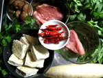 牛筋肉、豚肉、大根、春菊、椎茸、葱、唐辛子、花椒(中華山椒)、香菜、肉団子、ソーセージ、臭豆腐